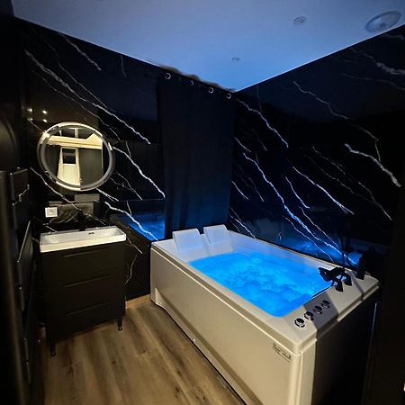 Saint-Gervais-la-Forêt Dark Room Blois - Love Room מראה חיצוני תמונה